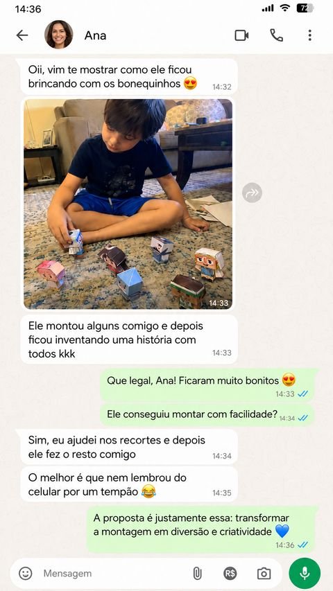 Menino brincando com personagens de papel 3D