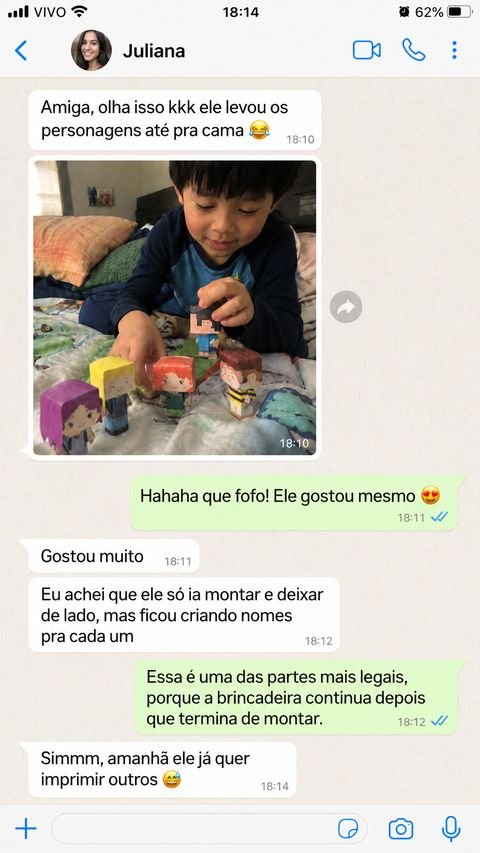 Menino montando personagens de papel 3D