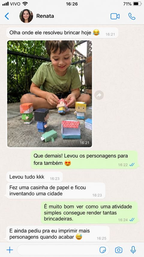 Menino sorrindo com seus personagens de papel 3D