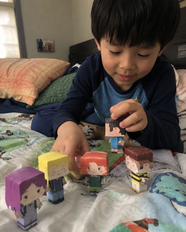 Niño armando personajes de papel 3D
